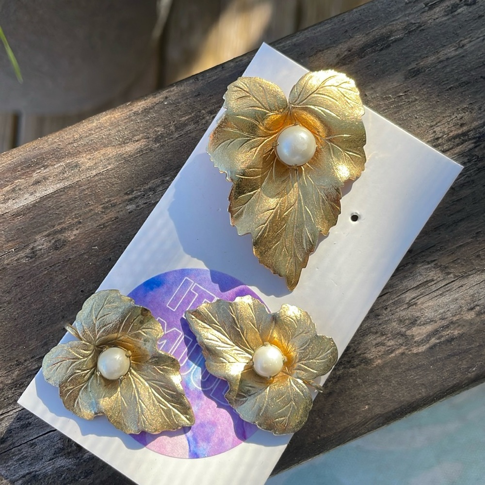 Vintage Sarah Coventry Set - Brooch and Earrings gold leaf with pearl